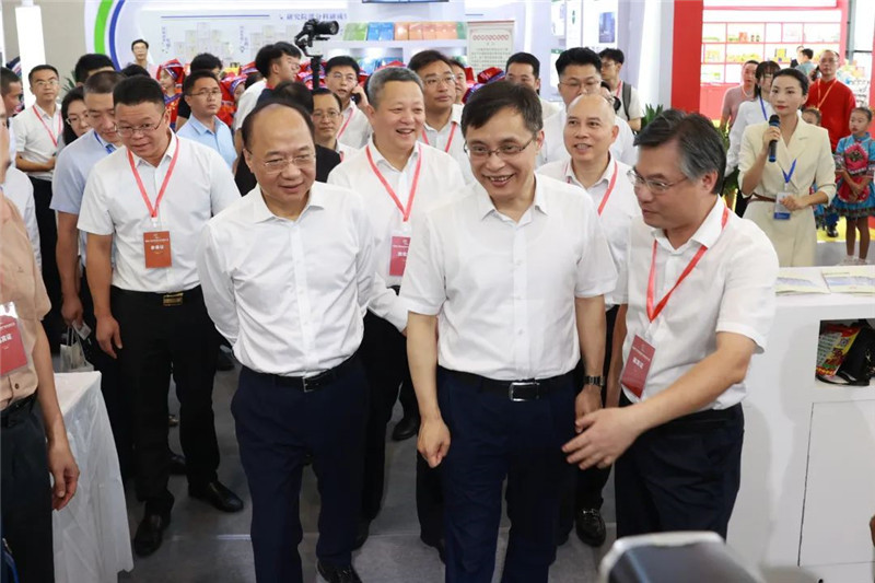 国家中医药管理局副局长、中国工程院院士黄璐琦，自治区政府副主席廖品琥参观我院展厅