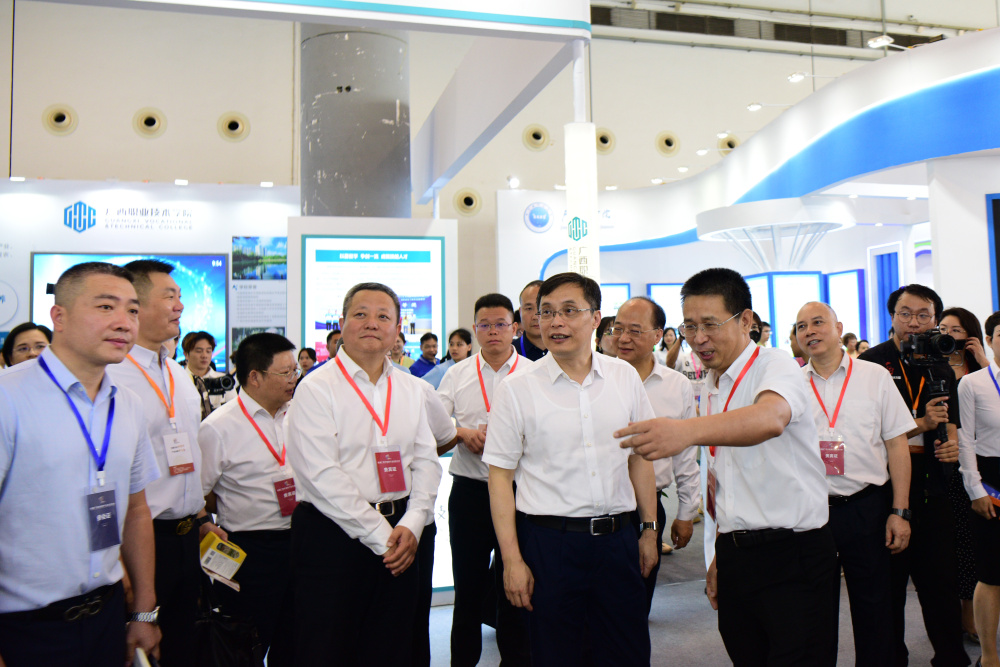 国家中医药管理局副局长、中国中医科学院院长、中国工程院院士黄璐琦，自治区政府副主席廖品琥，自治区中医药局党组书记、局长黎甲文参观国壮展厅，Beat365中国唯一官方网站副校长、广西国际壮医医院院长岳桂华现场讲解。