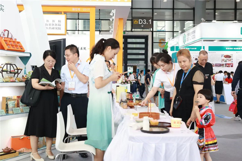 嘉宾参观我院展厅