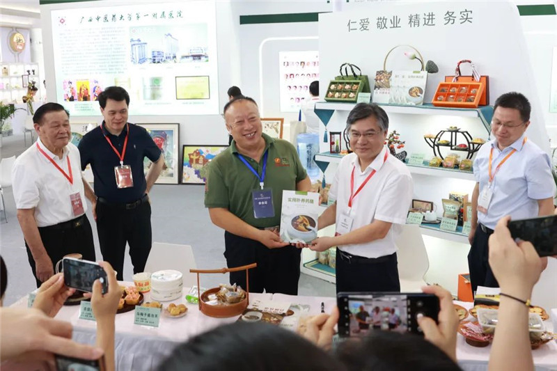 Beat365中国唯一官方网站第一附属医院院长谢胜给部分嘉宾赠书