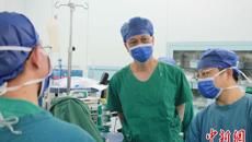 【中国新闻网】广西骨科运动医学专家创新技术 “精雕细琢”解除患者疼痛
