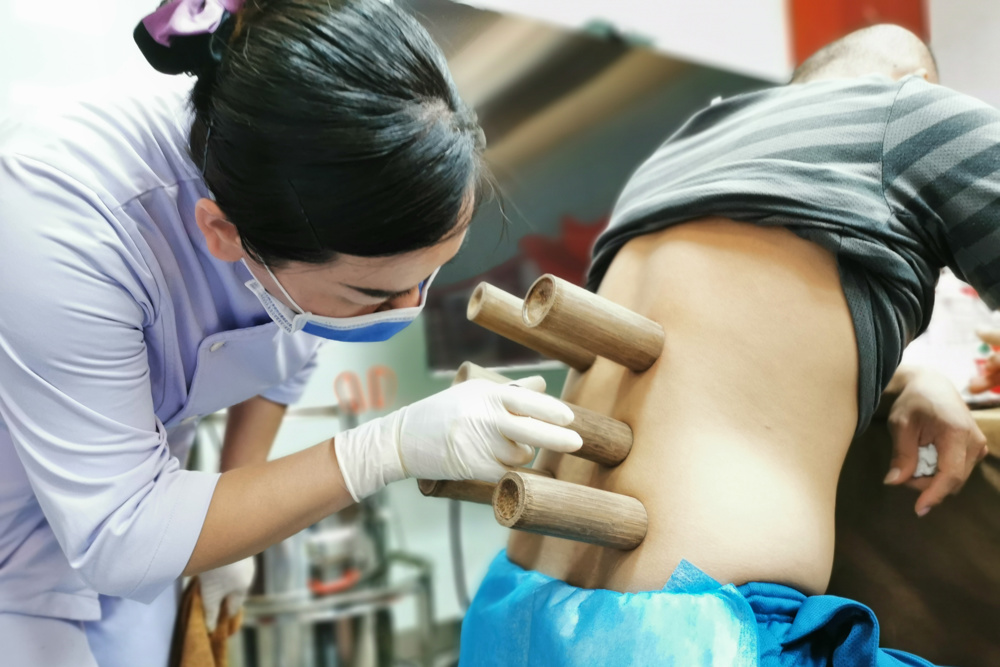 群众体验壮医药物竹罐疗法