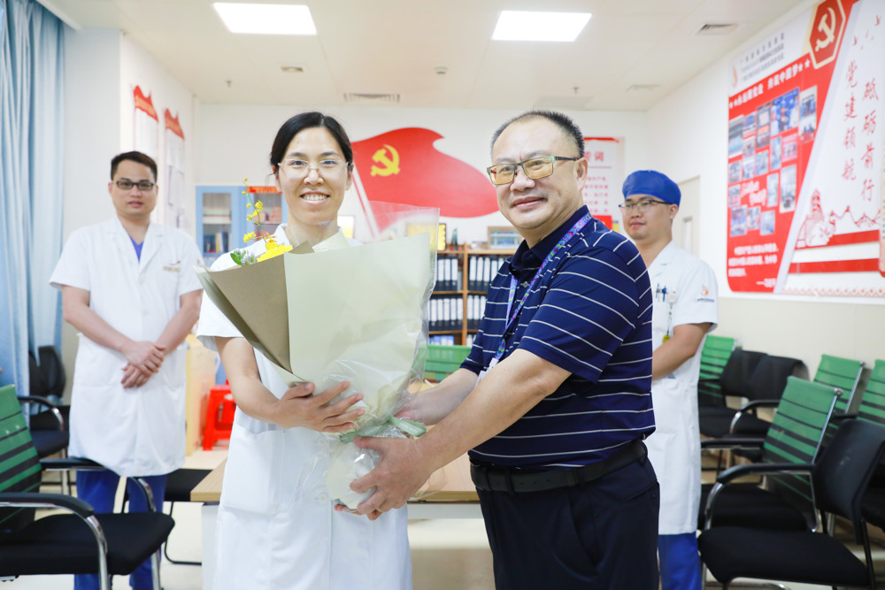 副院长李继清（右一）慰问急诊医学教研室教师代表闫美花（左一）