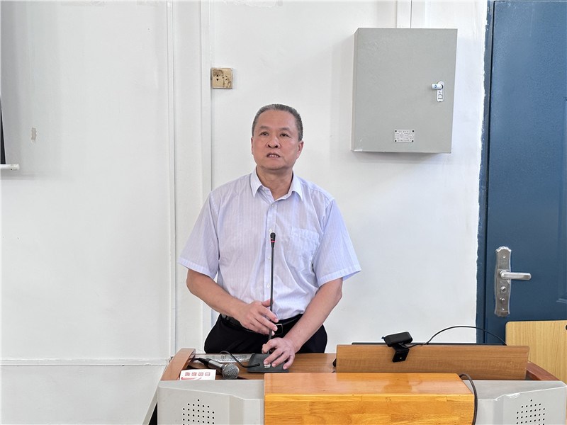 第一临床医学院党委副书记、副院长钟远鸣讲话