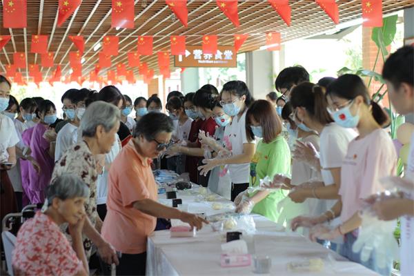 支部成员与老人们做月饼