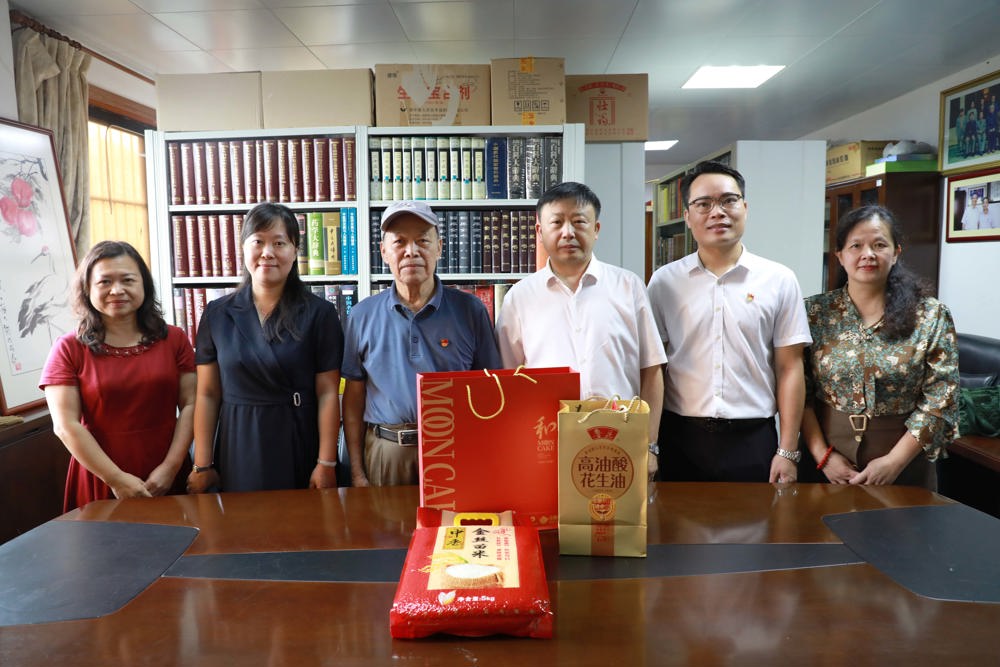 2.秦祖杰慰问全国名中医黄汉儒