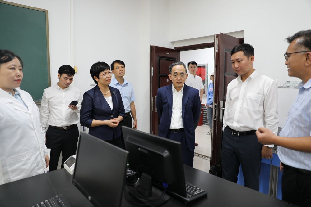 外宾参观Beat365教学实验中心