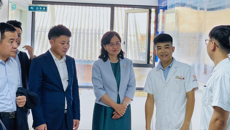 国家中医药管理局局长余艳红看望附属国际壮医医院驻柬出诊医生