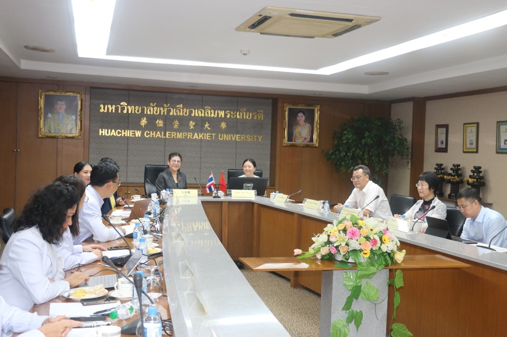 一群人在餐厅里

中度可信度描述已自动生成