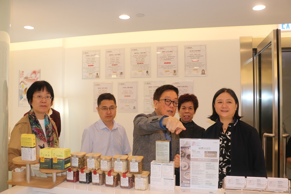 一群人在餐厅里拍照

描述已自动生成