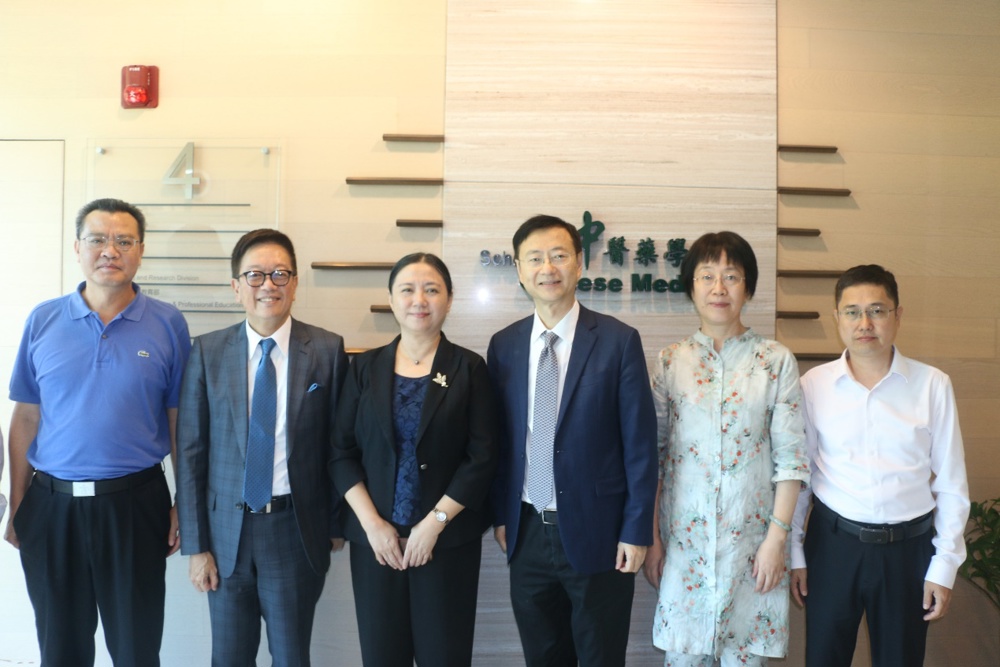 一群人站在一起

描述已自动生成