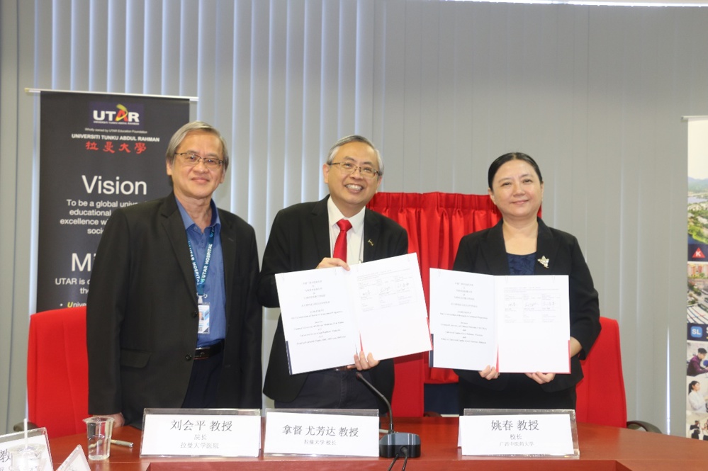 一群人站在桌子上

描述已自动生成