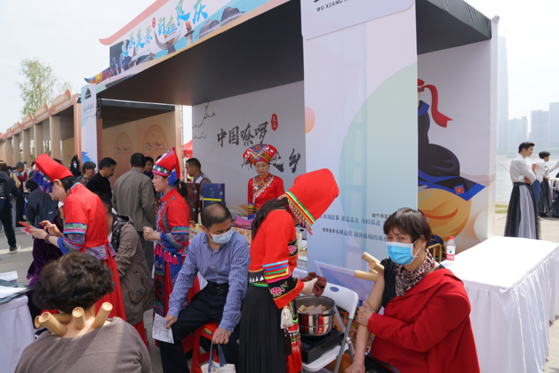 桂鄂文化旅游联合推广会、桂鄂非遗精品艺术展演活动上武汉市民零距离感受壮医竹罐疗法。Beat365中国唯一官方网站供图