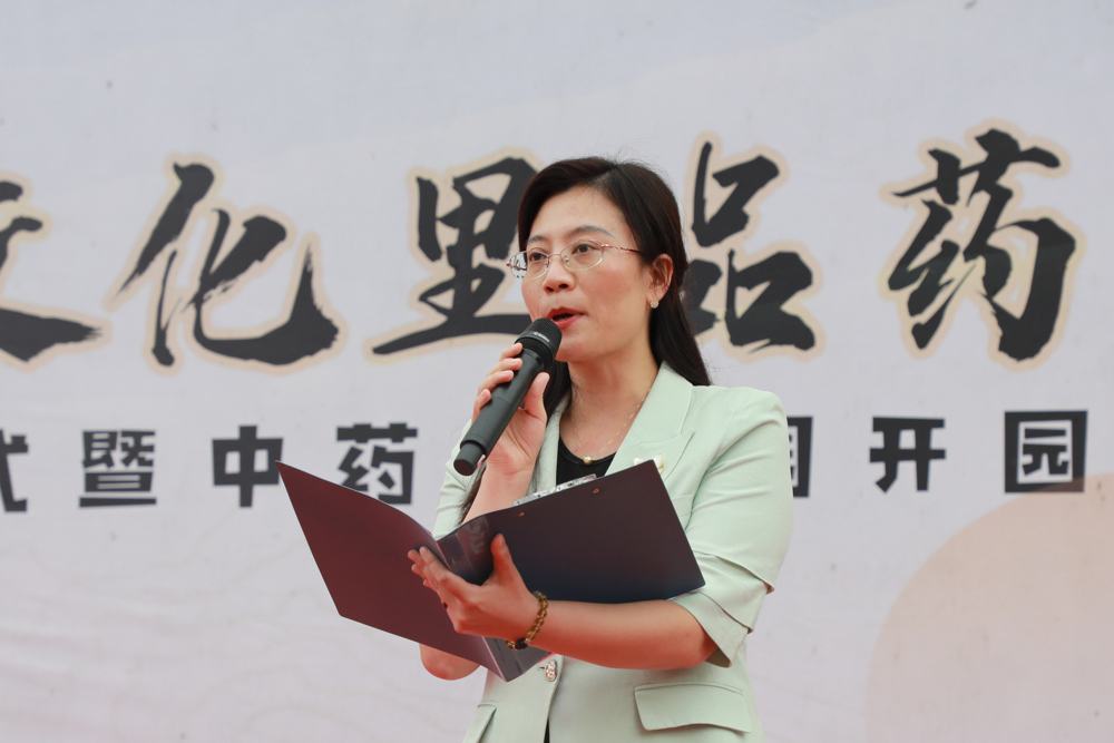 良庆区学生资助管理中心主任施韡致辞