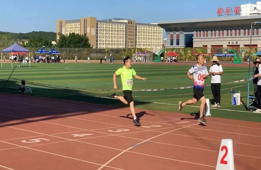 覃举获得男子长跑800米壮年组第四名