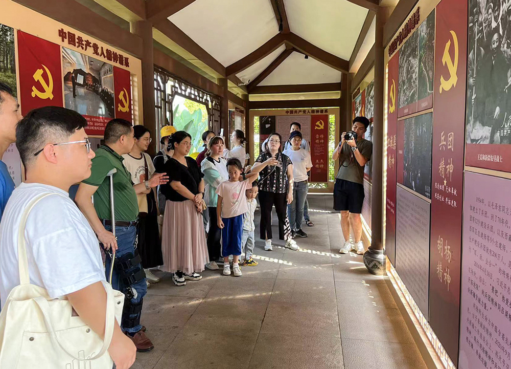 韦书记讲解红旗渠精神故事