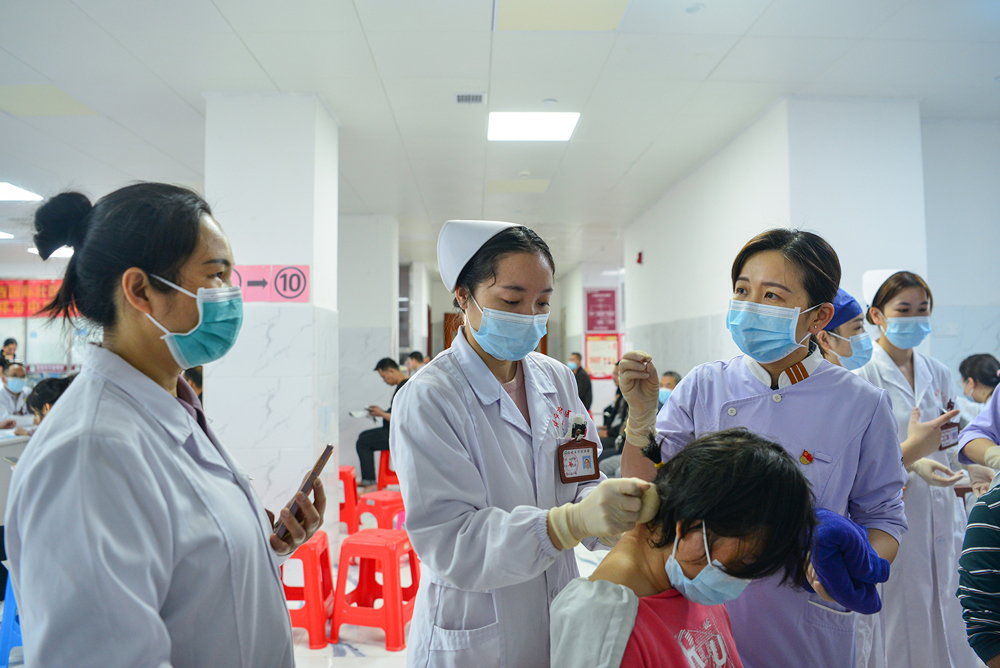 壮医特色疗法吸引群众体验