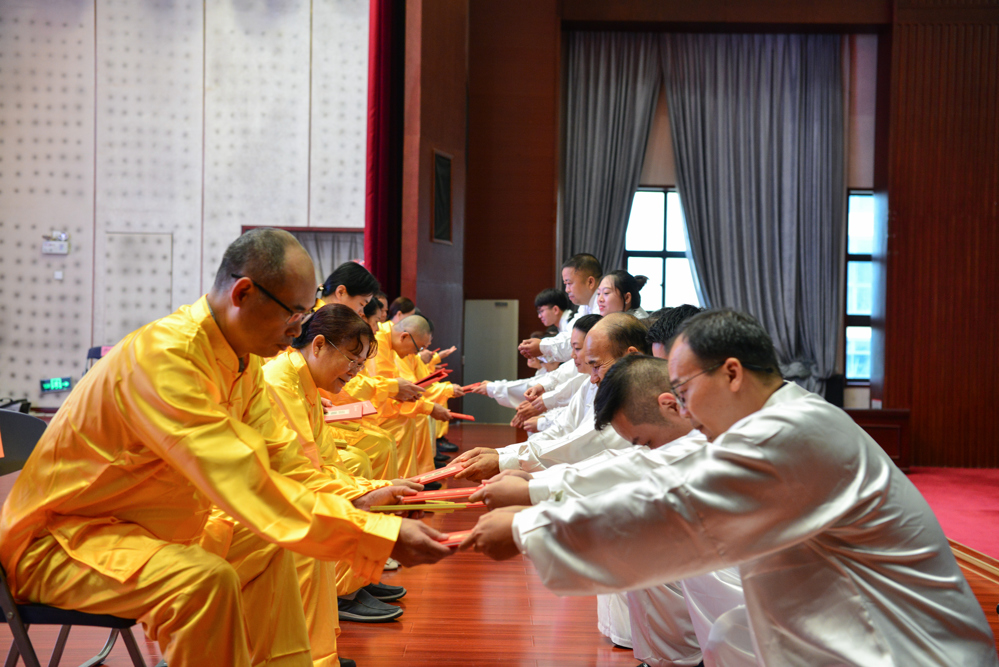 学员向老师呈递拜师帖