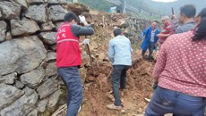 附属瑞康医院：念潭村党员群众齐上阵 清理塌方保畅通