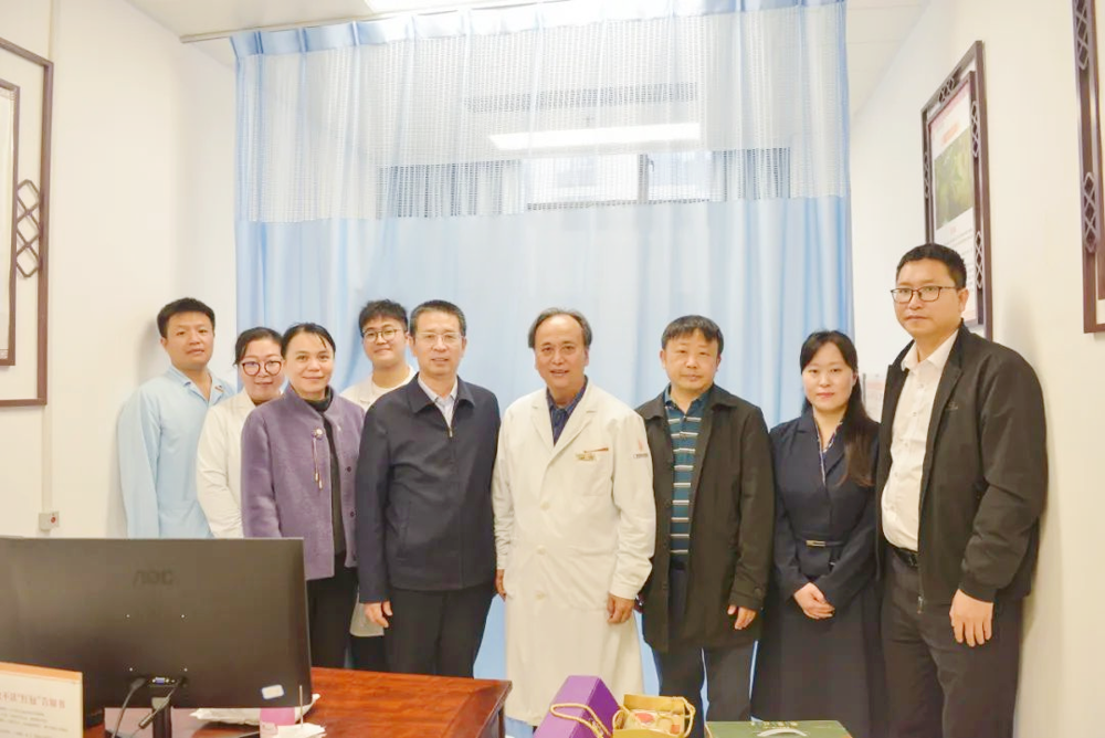 岳桂华、秦祖杰慰问外聘专家邓家刚