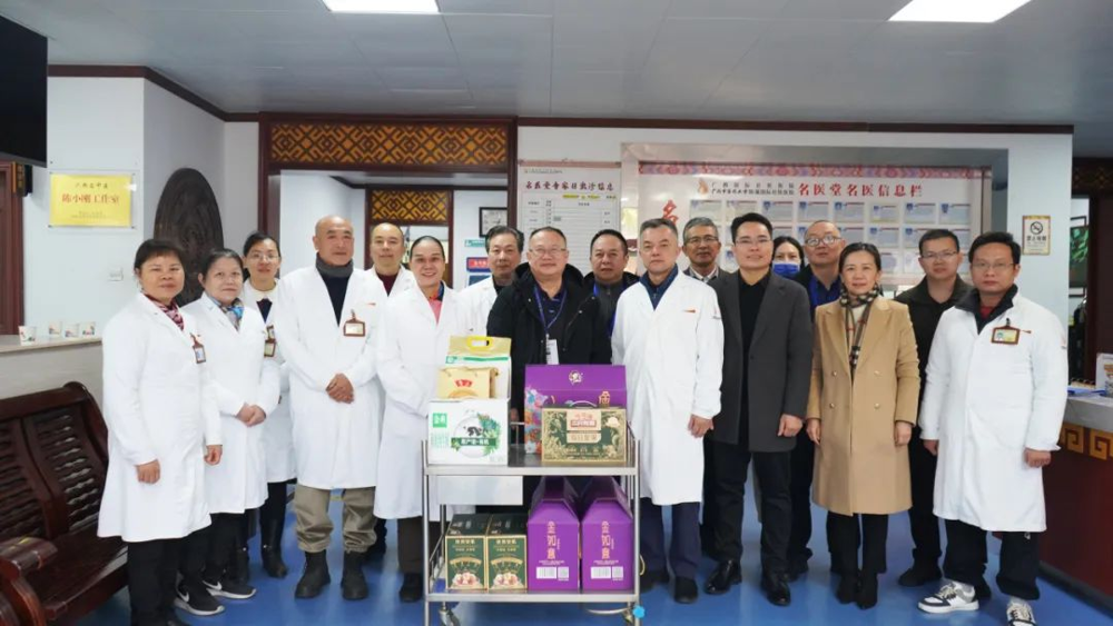 医院领导慰问明秀分院返聘、外聘专家代表