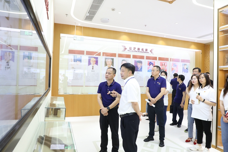 参观院史馆_副本