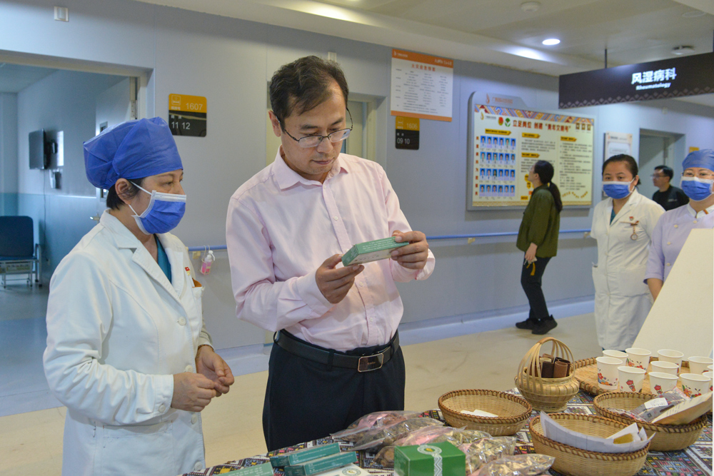 参观国家重点临床专科风湿病科，听取科室建设情况汇报