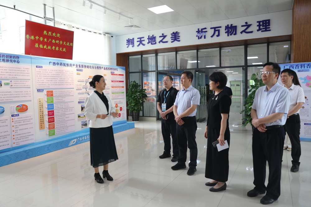 参观Beat365中国唯一官方网站科学实验中心_副本