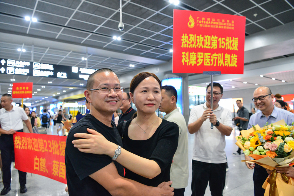 谢进（左）与家人拥抱