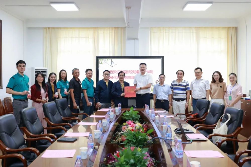 双方互赠纪念品