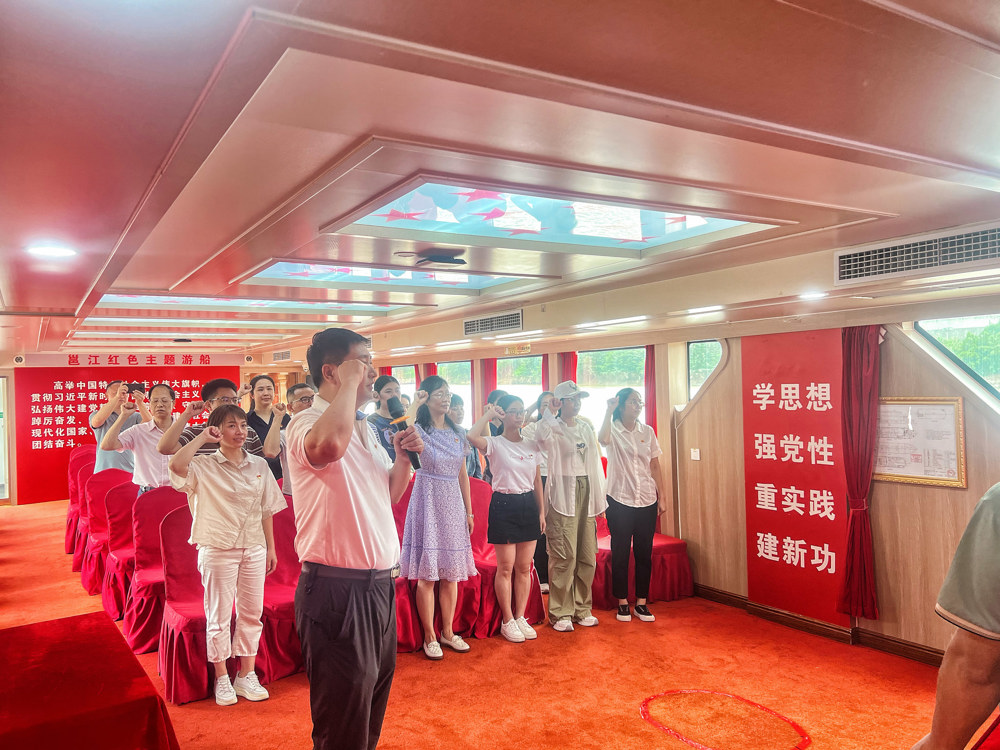 党员重温入党誓词，坚定初心信仰