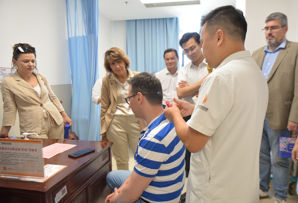 体验壮医药线点灸疗法