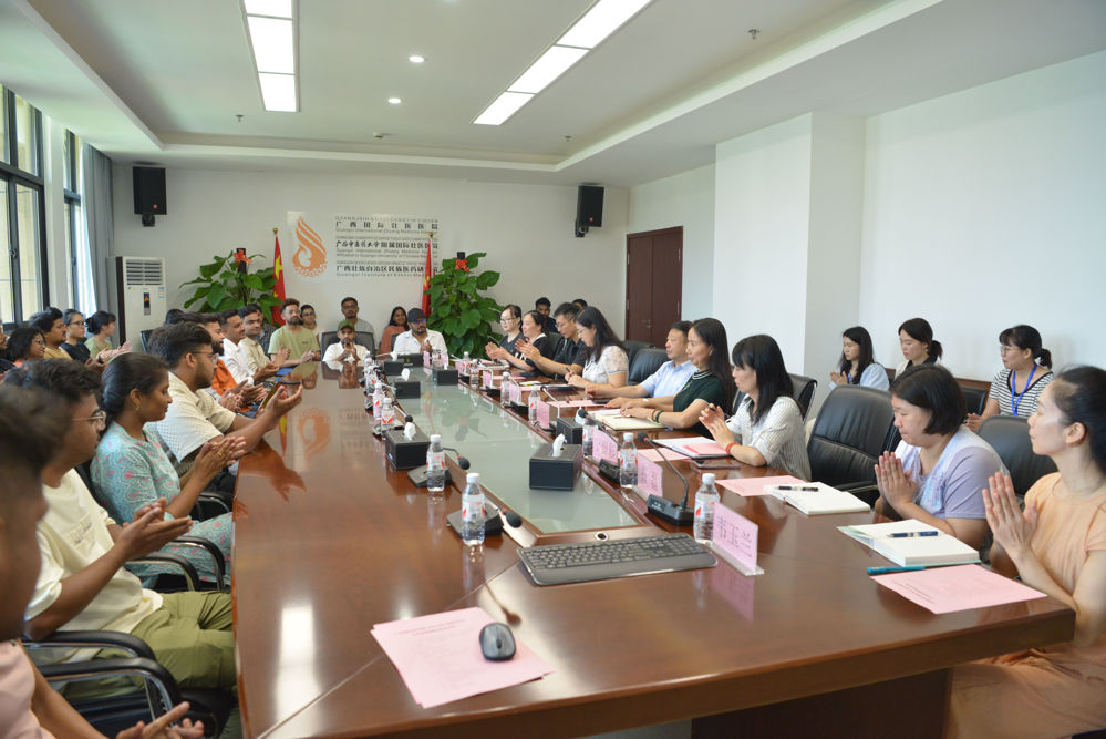 双方互赠寄语，交流体会