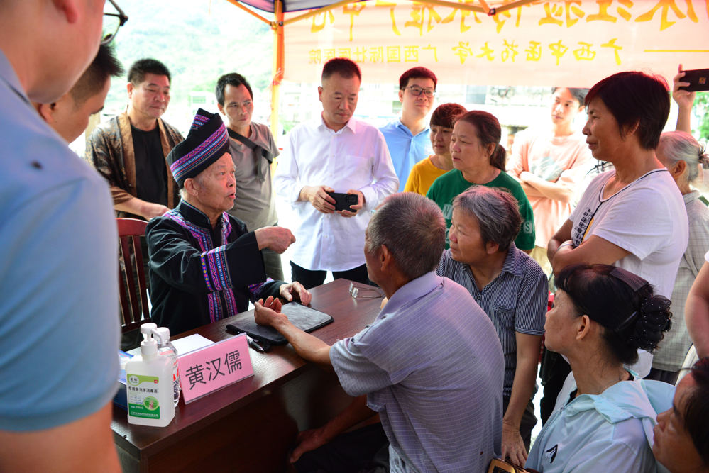 黄汉儒为家乡群众义诊