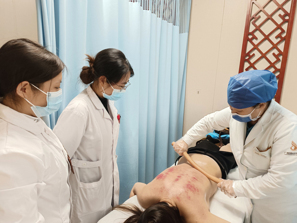 往期“西学中”学员参加临床实践课