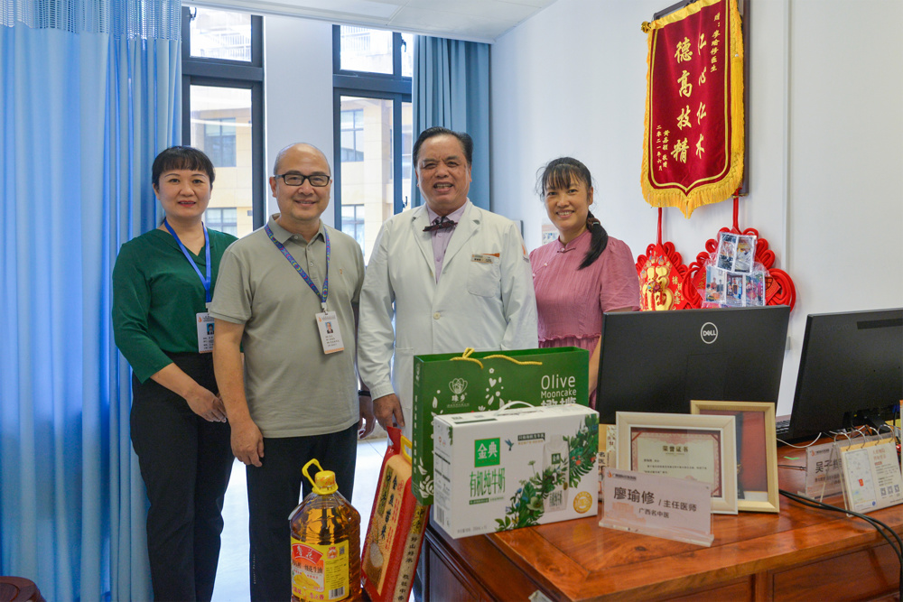 党委副书记吴光慰问外聘专家廖瑜修