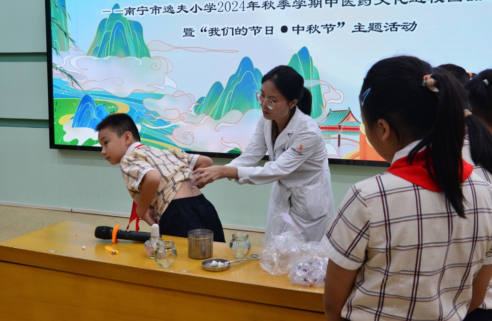 学生体验拔罐疗法