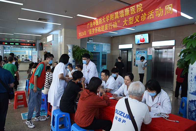 3义诊现场.jpg