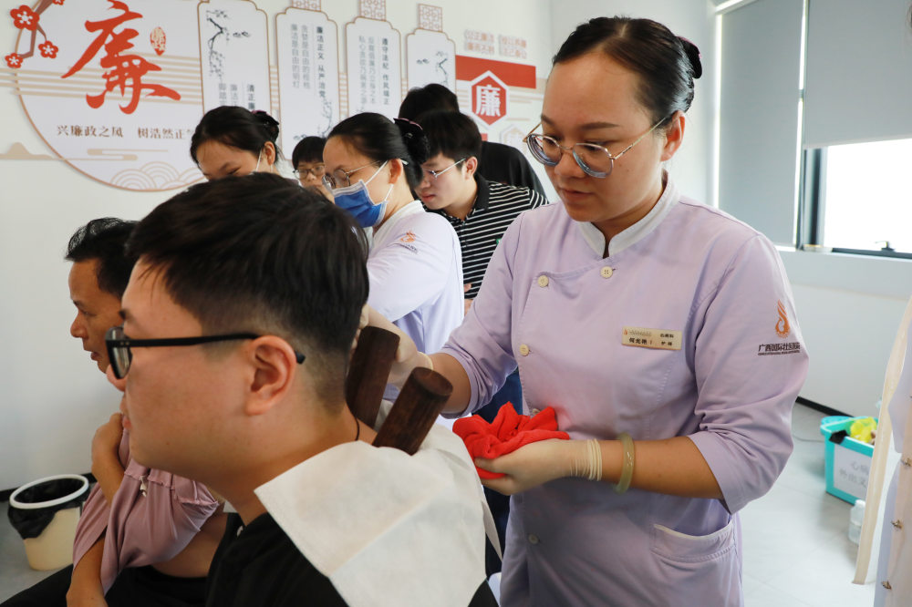 干部职工体验民族医特色疗法