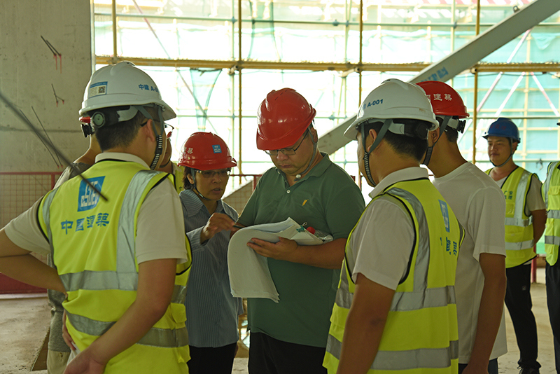 4在施工现场检查指导.jpg