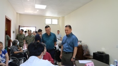 重阳节前夕 附属国际壮医医院为军休干部送“敬老”厚礼