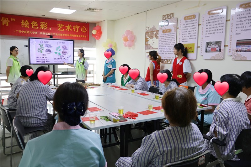 病友认真聆听中草药知识介绍