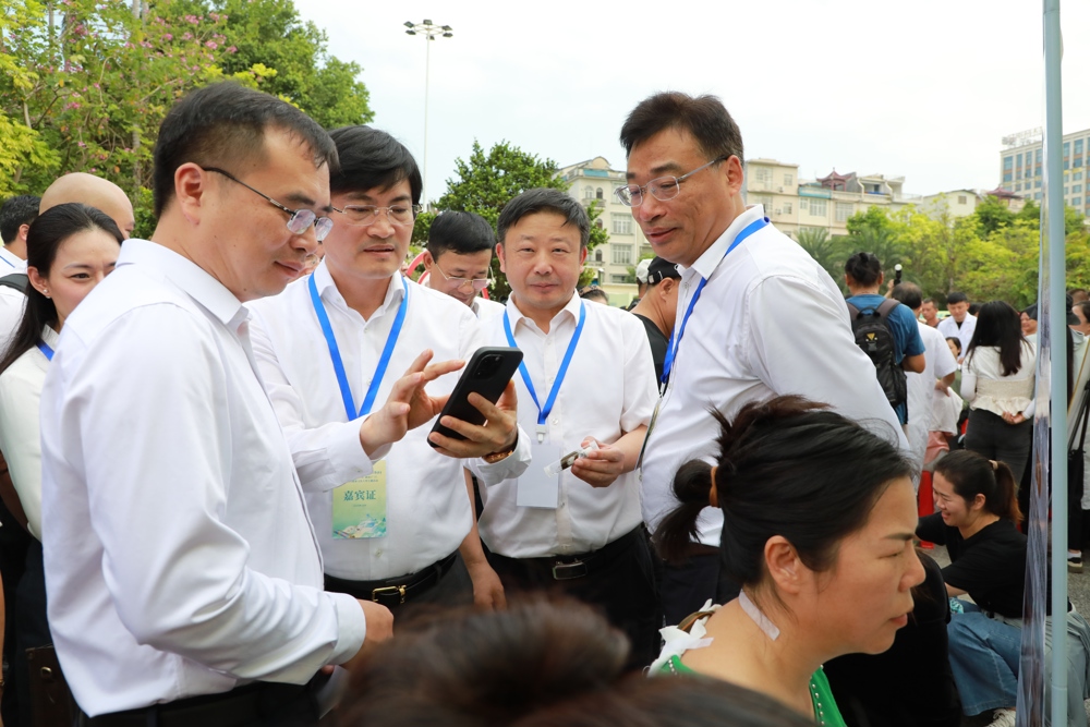 ▲领导嘉宾现场了解壮医水蛭疗法