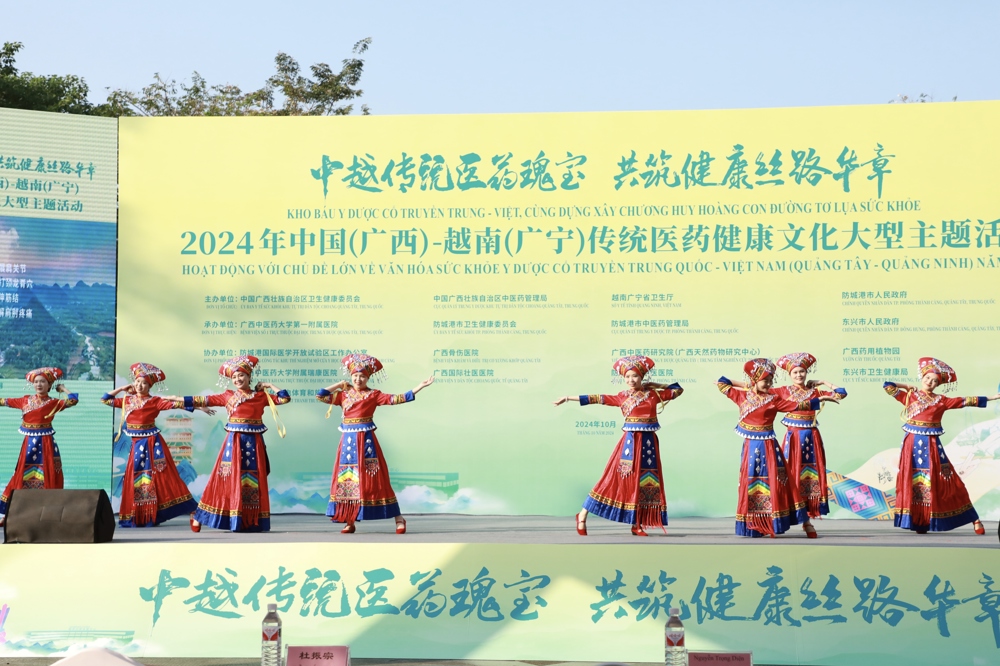 ▲活动在《壮药绣球操》表演中拉开序幕