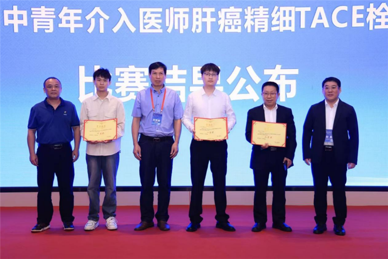 仙葫院区肿瘤科四病区欧阳健医师(右三)介入科王昌誉医师(左二)分别获得广西第一名和第二名