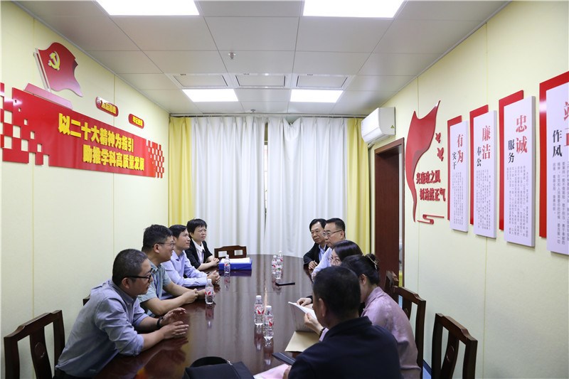 参观康复科并进行党建工作交流