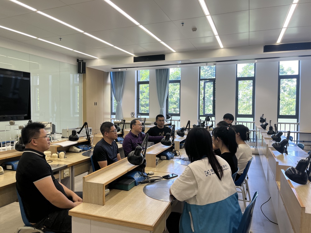 与实习生、校友亲切交流 与实习生、校友亲切交流