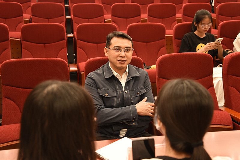 6周永喜副院长与毕业生交流.jpg 6周永喜副院长与毕业生交流.jpg