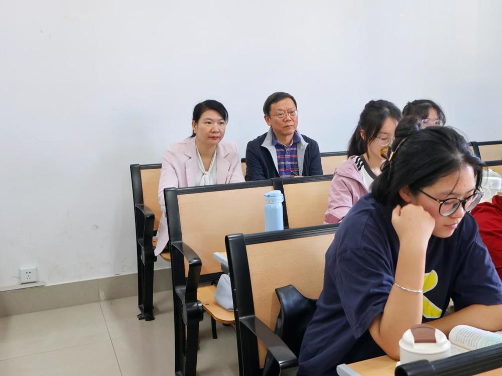 巡查组进课堂听课