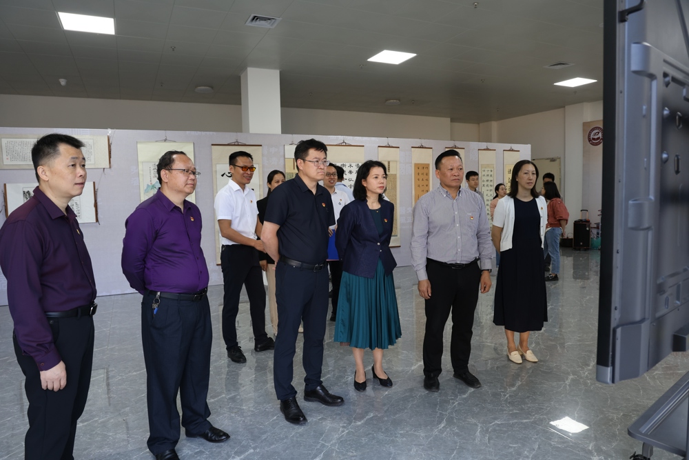 与会领导观赏作品